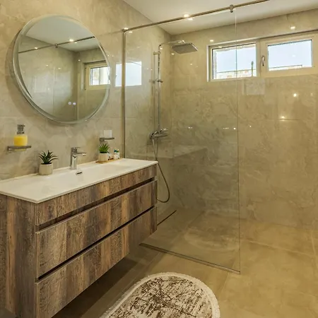 Luxury 3 Bedroom With Private Pool, Jacuzzi And Sea View Lozenets